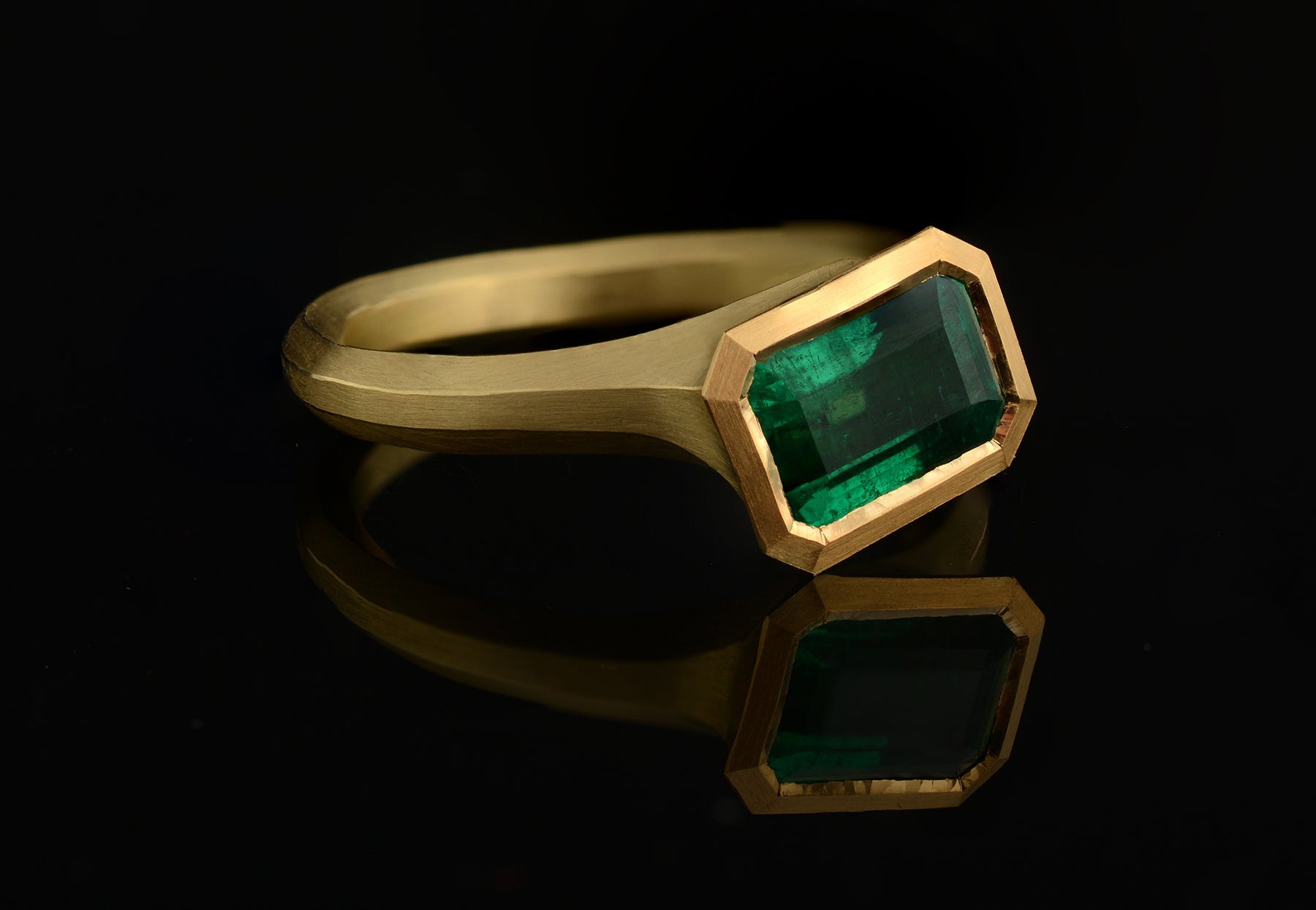 Arris carved yellow gold and emerald ring