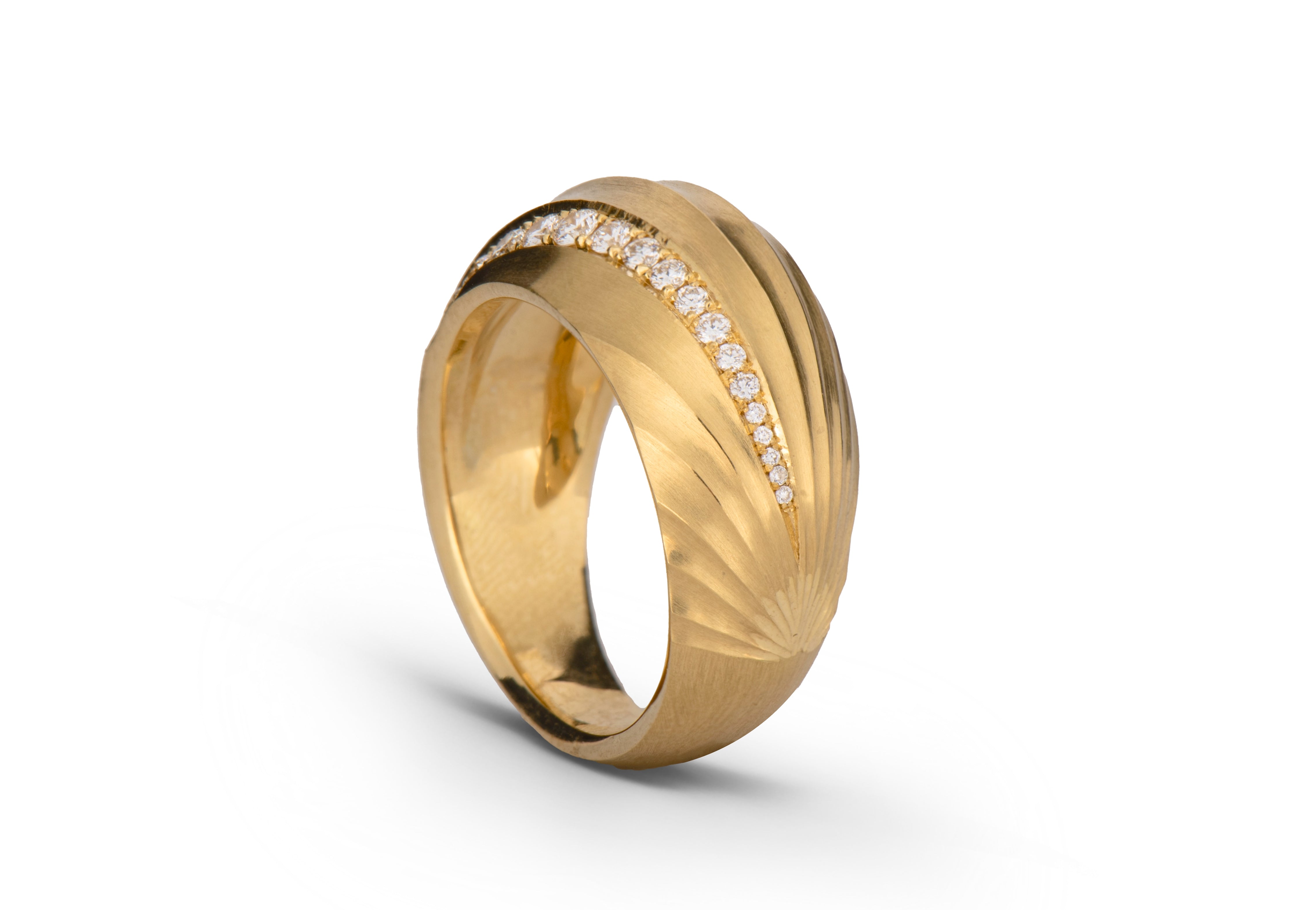 18ct Yellow Gold Shell Diamond Signet Ring