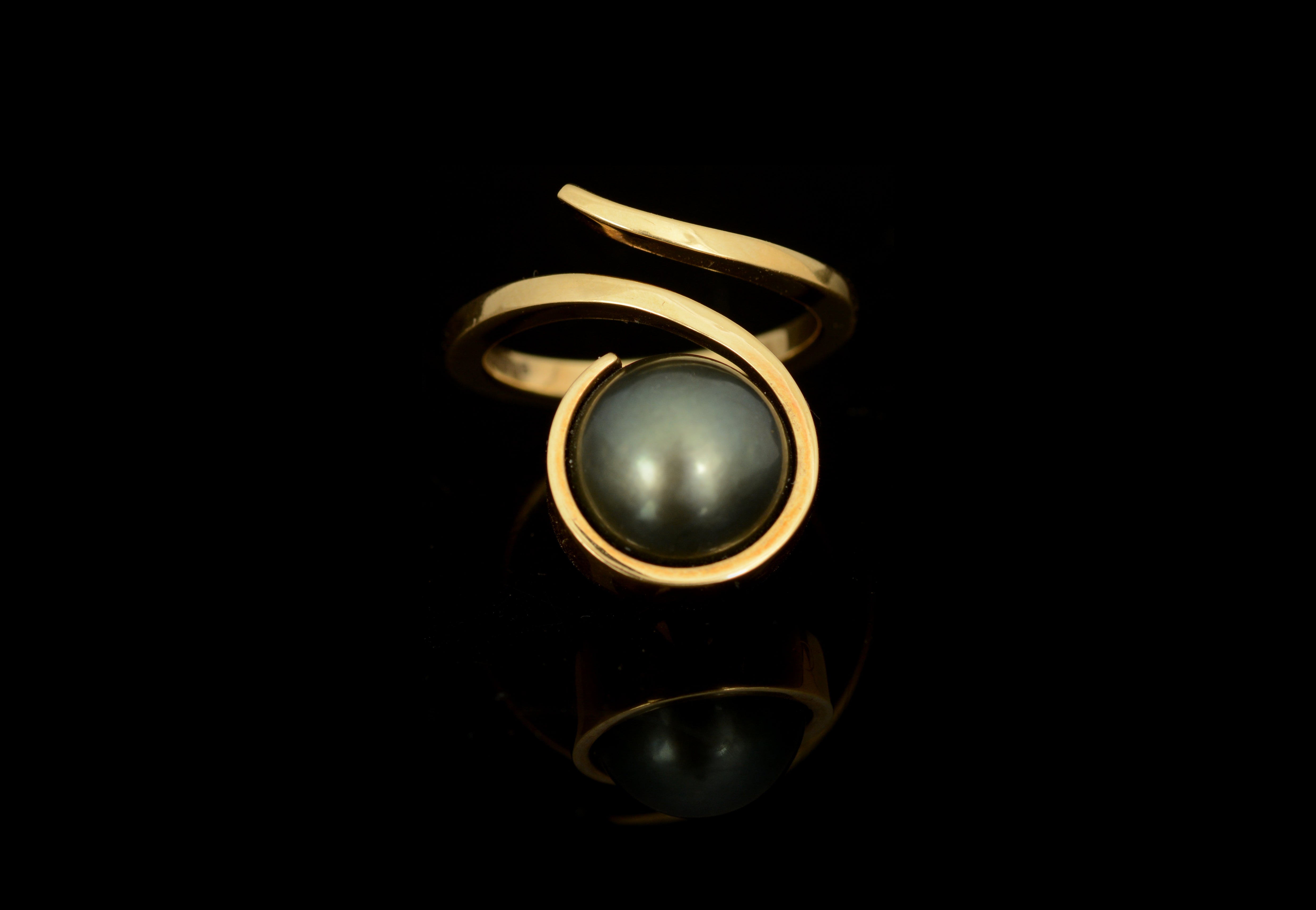 Yellow gold and Tahitian pearl Twist ring